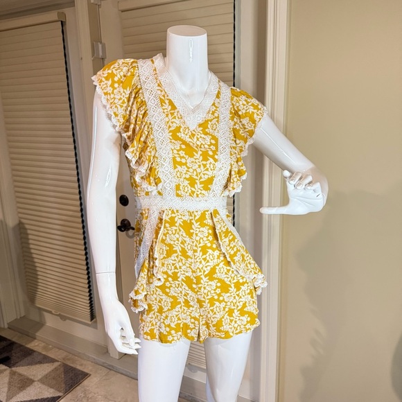 Alania Romper Mustard Yellow and White Floral Lace Flowy Women’s Size M - Picture 5 of 15